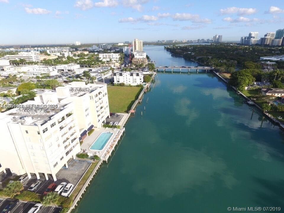 9381 E Bay Harbor Dr 302S photo 2