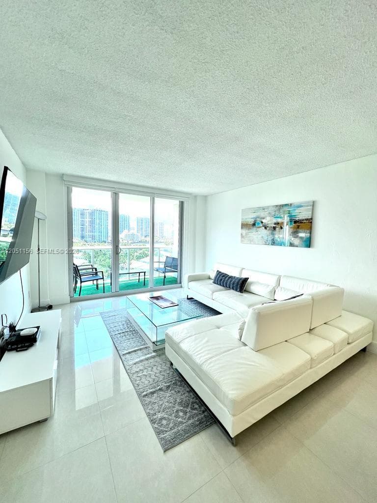 19370 Collins Ave 918 photo 3