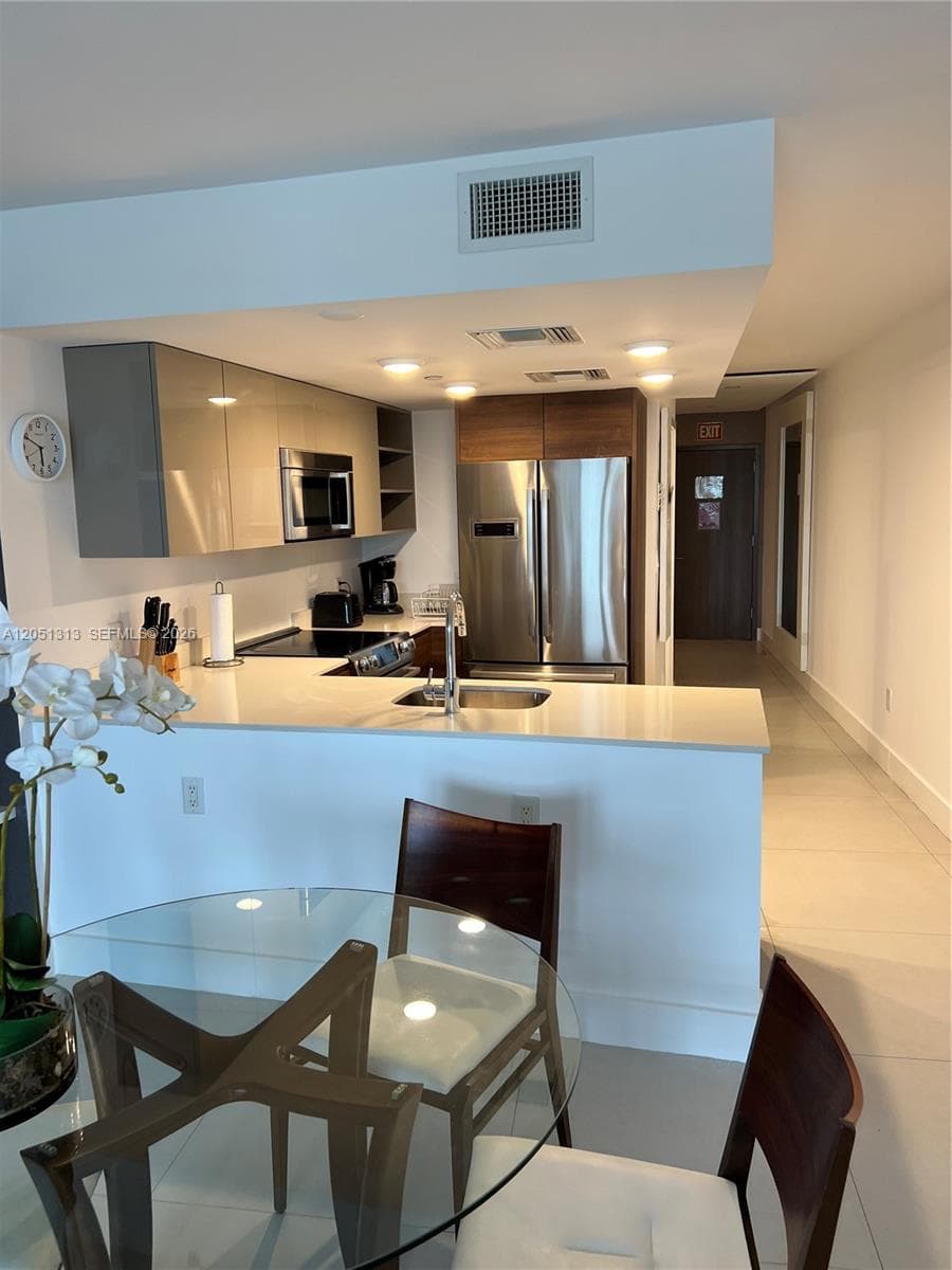 9261 E Bay Harbor Dr 403 photo 3