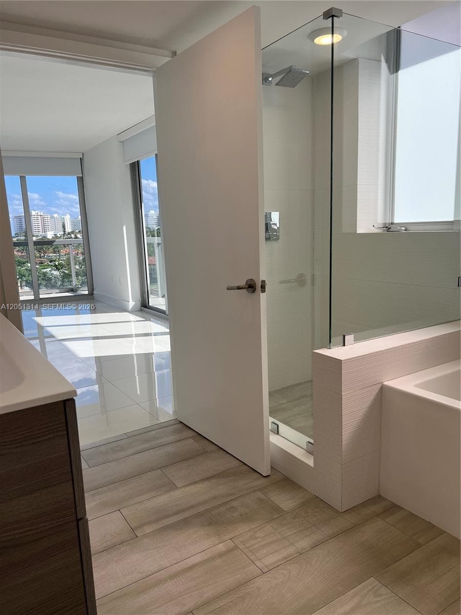 9261 E Bay Harbor Dr 604 photo 7