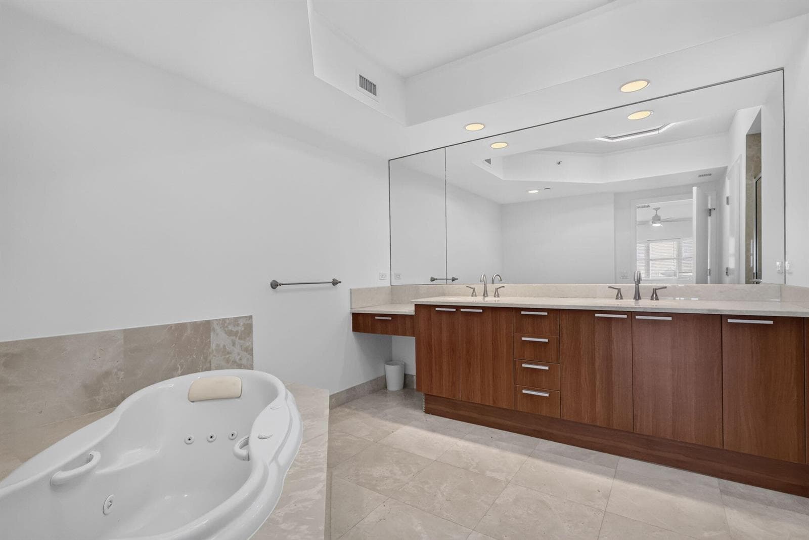 2650 Lake Shore Drive 1005 photo 23