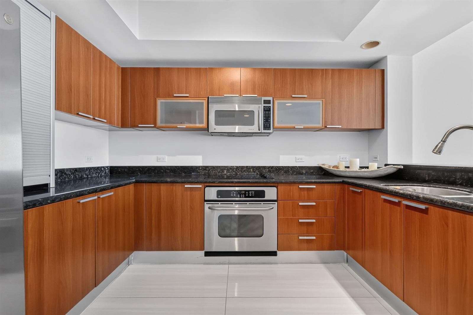2650 Lake Shore Drive 1005 photo 2