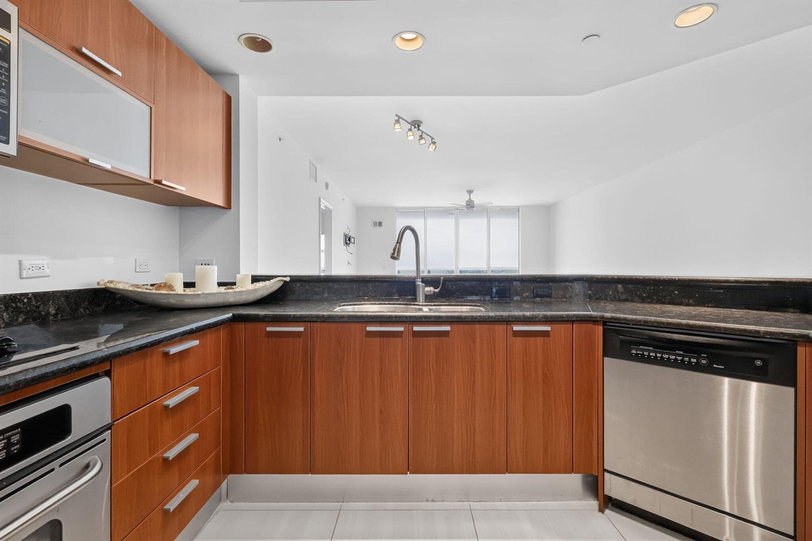 2650 Lake Shore Drive 1005 photo 3