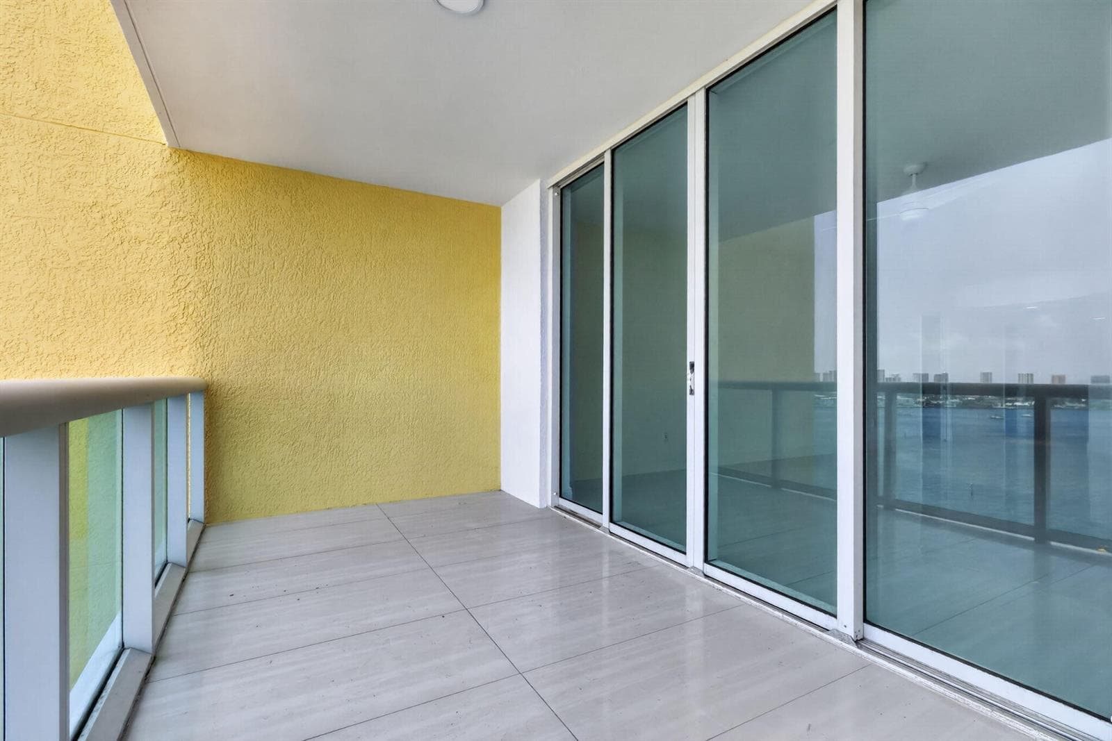 2650 Lake Shore Drive 1005 photo 4