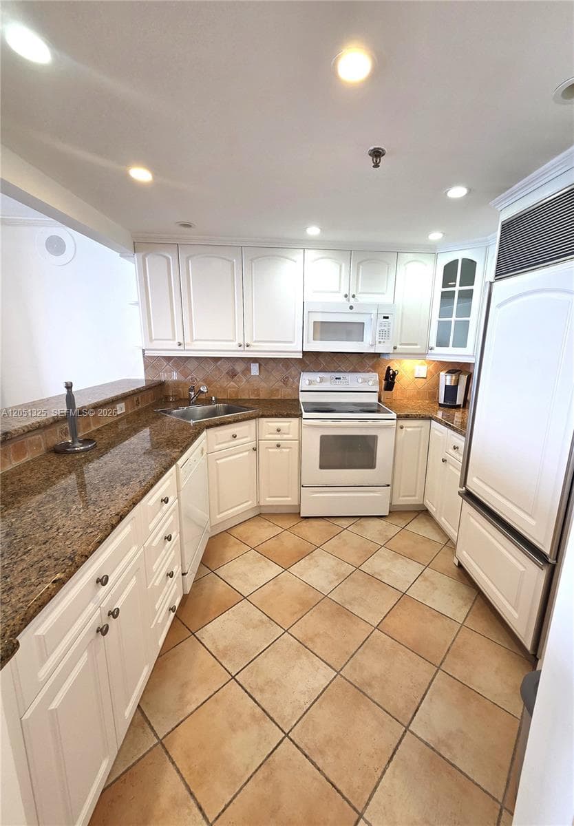 2625 Collins Ave 1506 photo 2