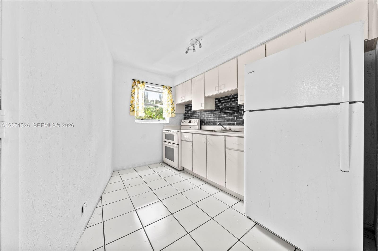 1610 NW N River Dr 201 photo 5