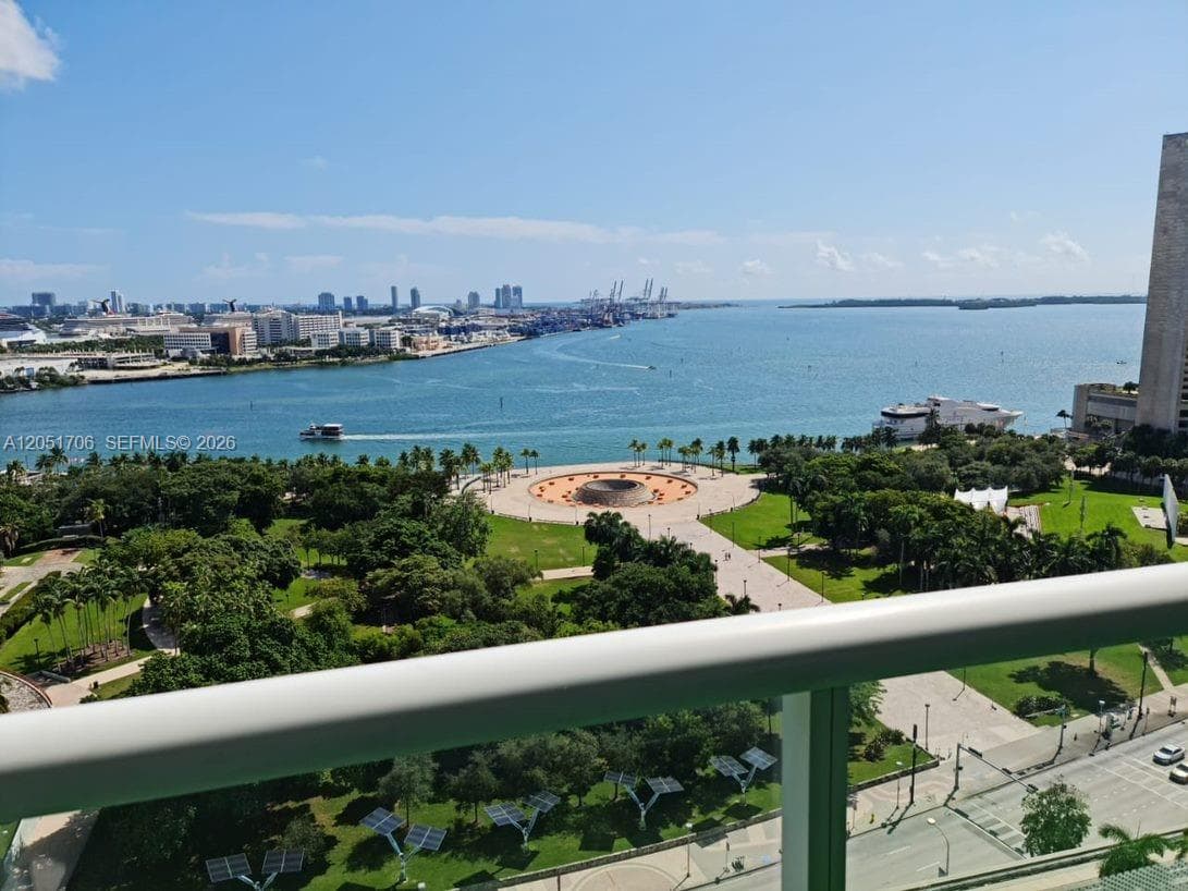 50 Biscayne Blvd 2810 photo 2
