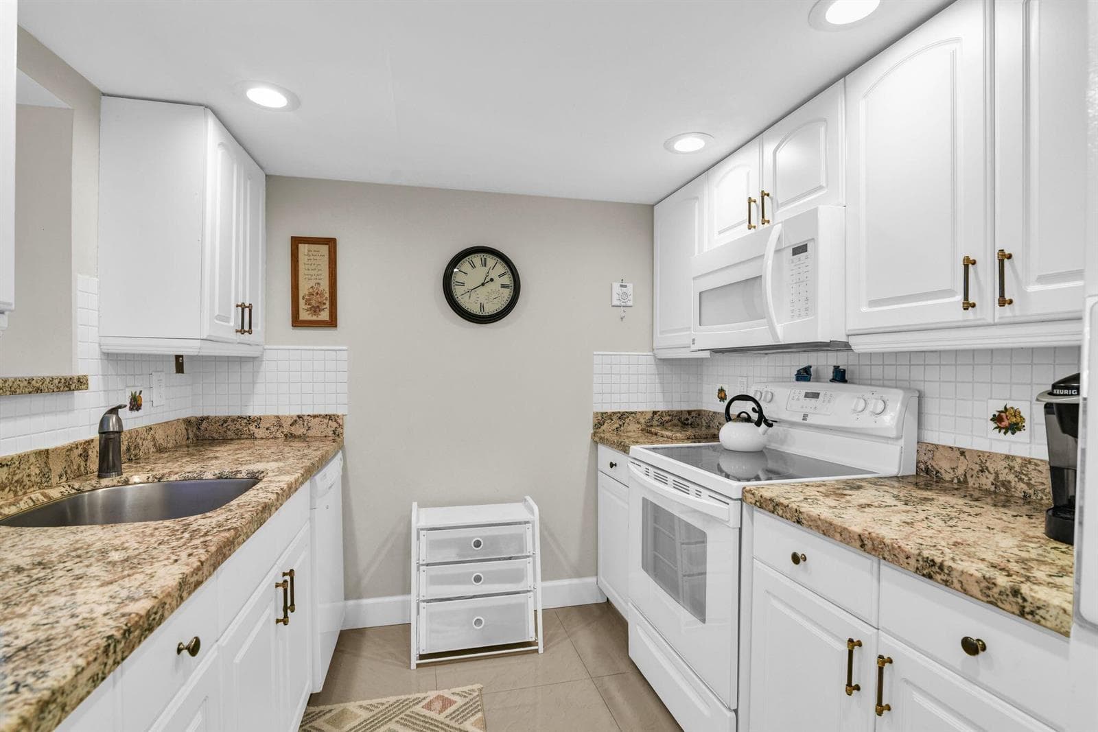 899 Jeffery Street 3010 photo 12
