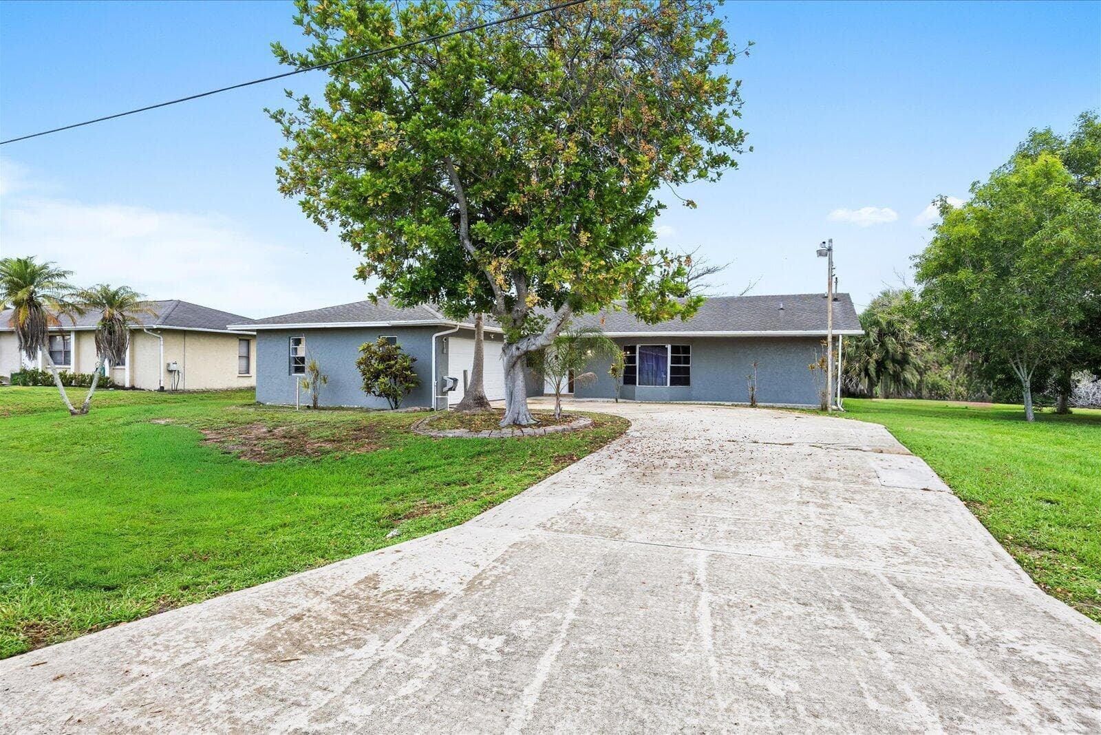 2550 SE Hemsing Street photo 2