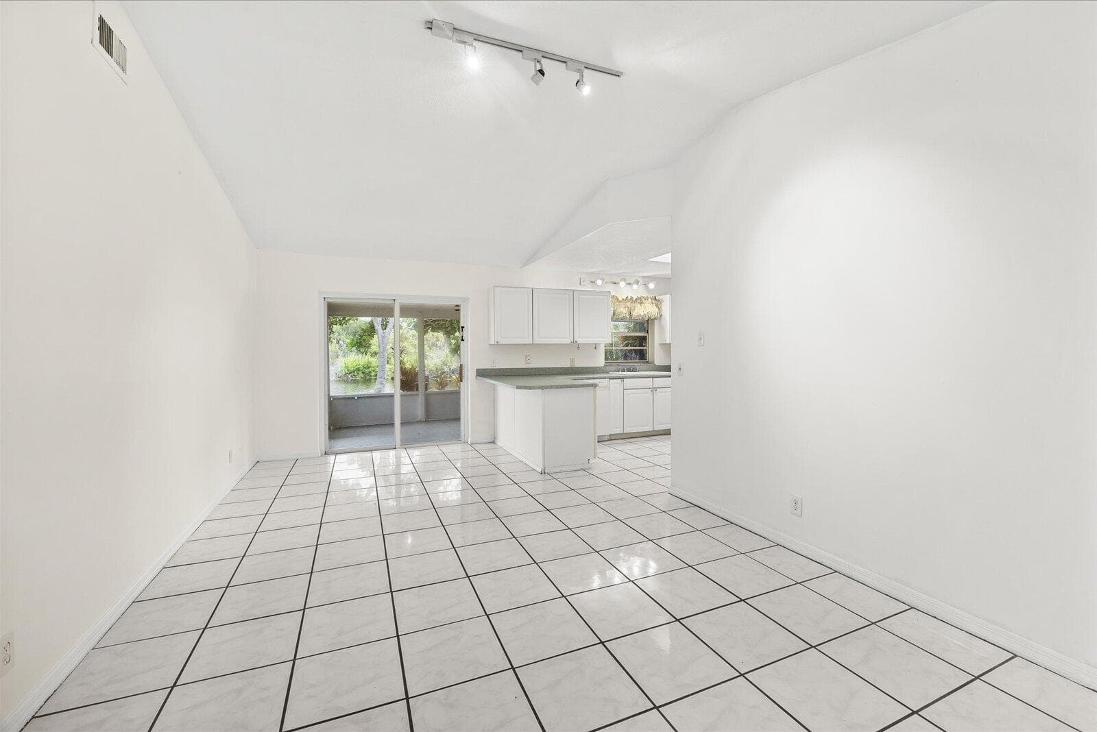 2550 SE Hemsing Street photo 10