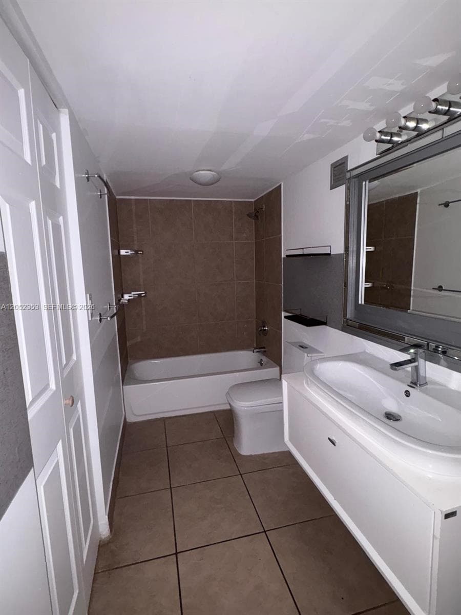 600 NE 36th St 714 photo 9