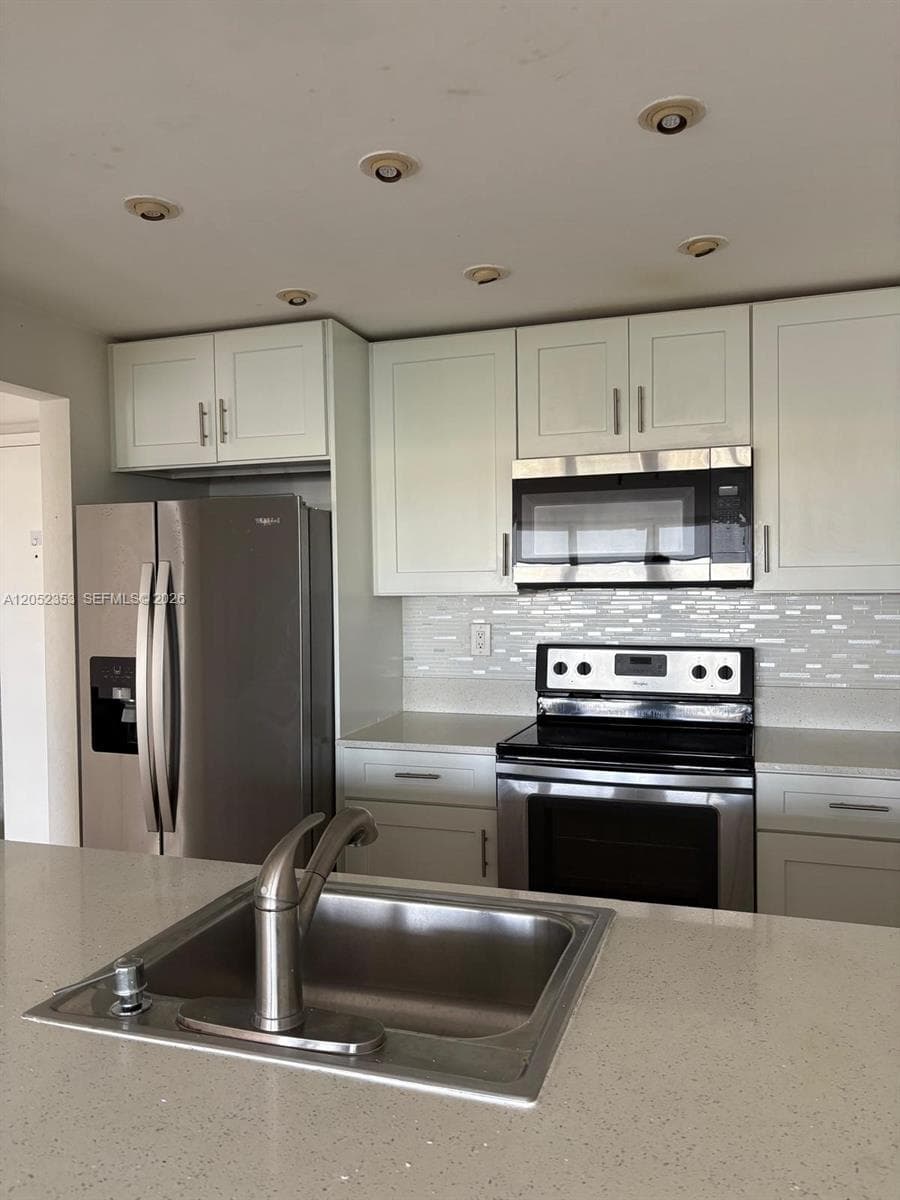 600 NE 36th St 714 photo 4