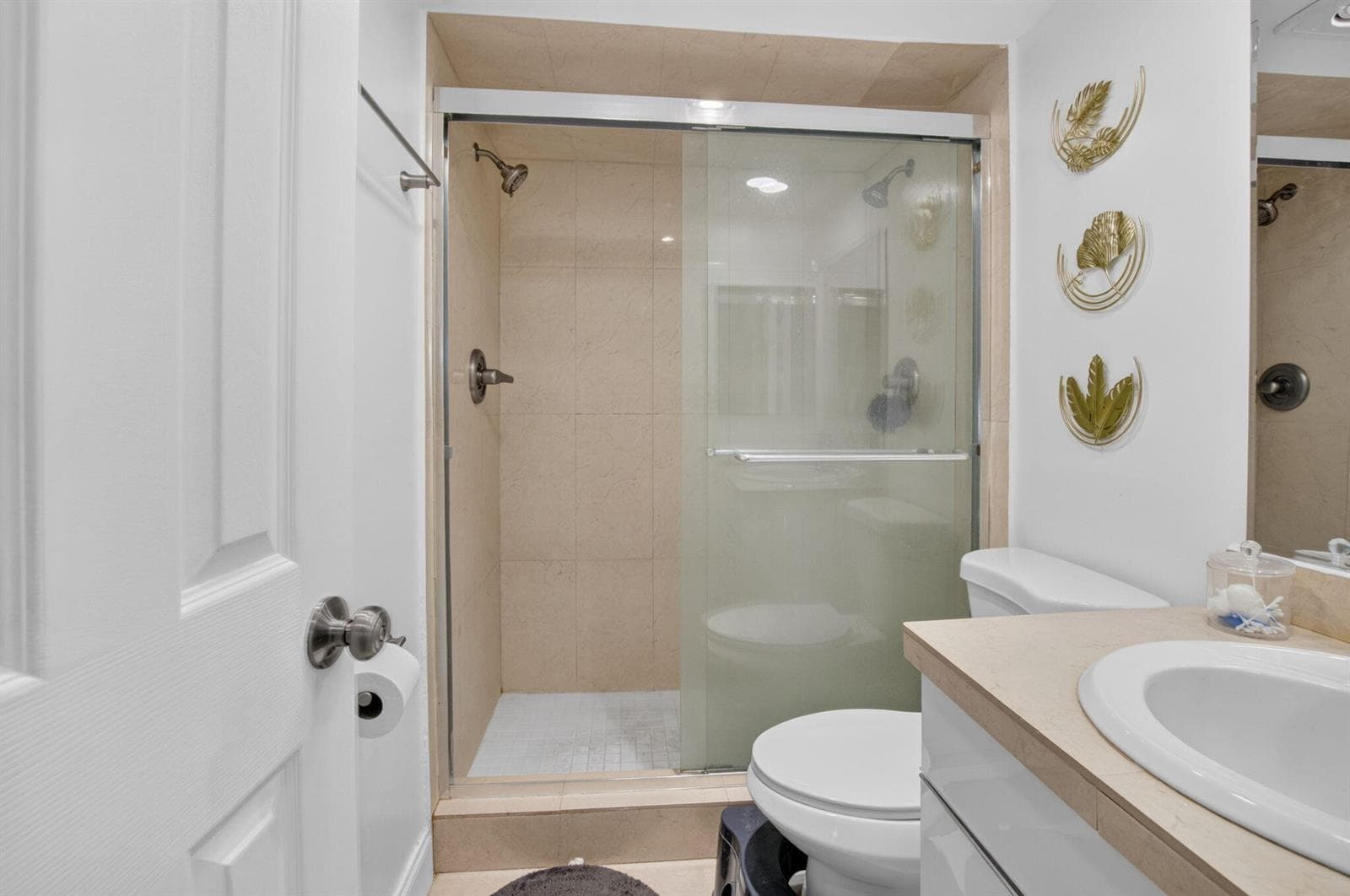 689 NE 6th Court 4030 photo 19