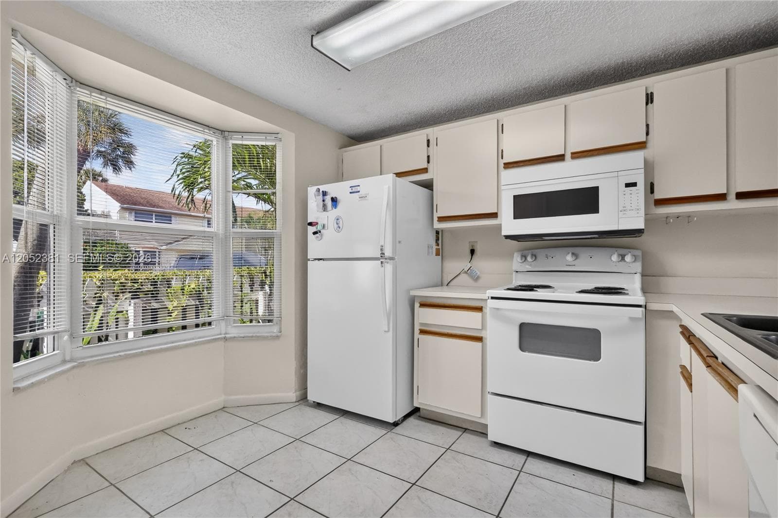 2561 NE 15th St photo 7