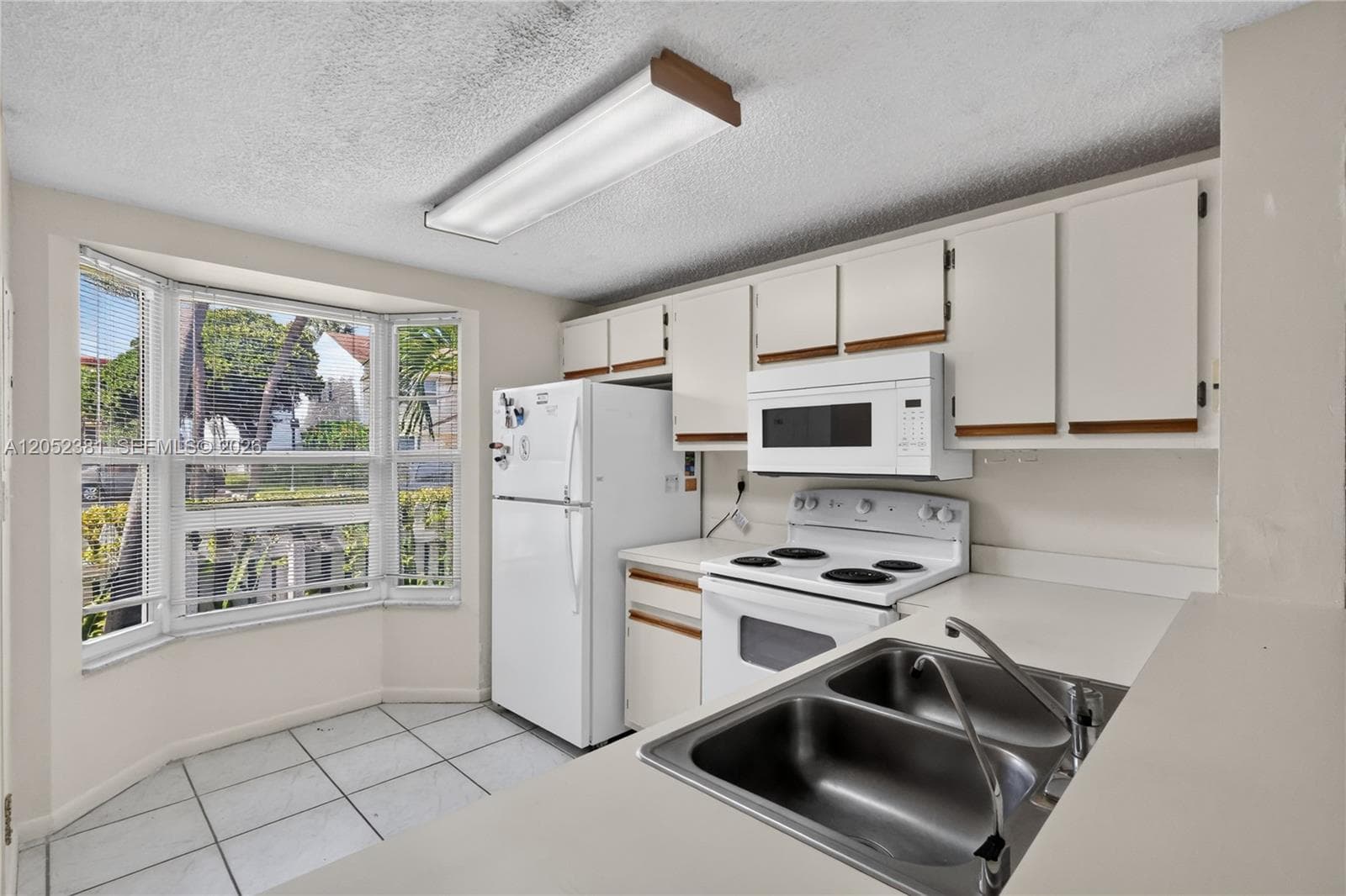 2561 NE 15th St photo 11