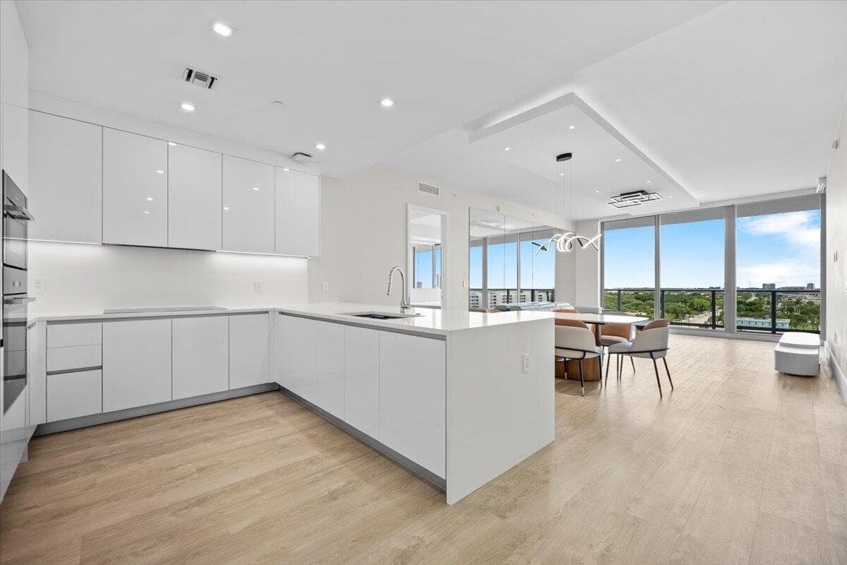 220 Lake Shore Drive 917 photo 1