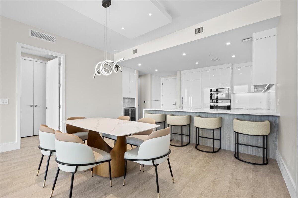 220 Lake Shore Drive 917 photo 10