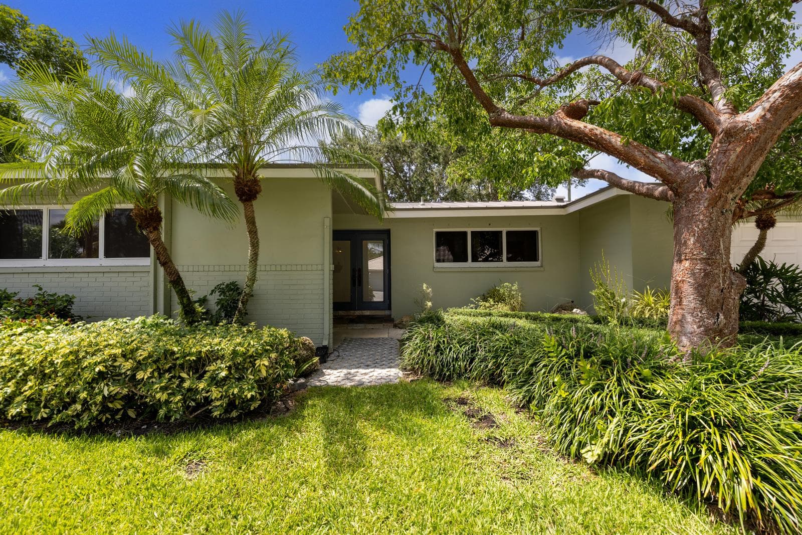 1002 SW 1st Street photo 4