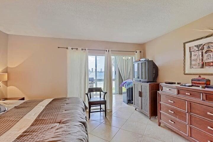 501 LAKE SHORE Drive 206 photo 22