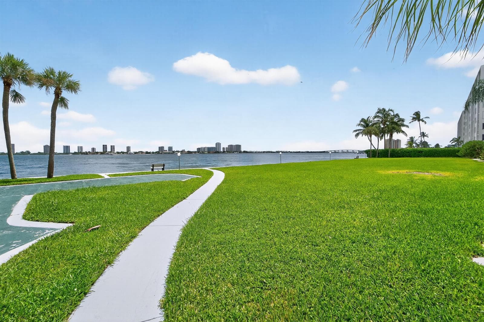 501 LAKE SHORE Drive 206 photo 3