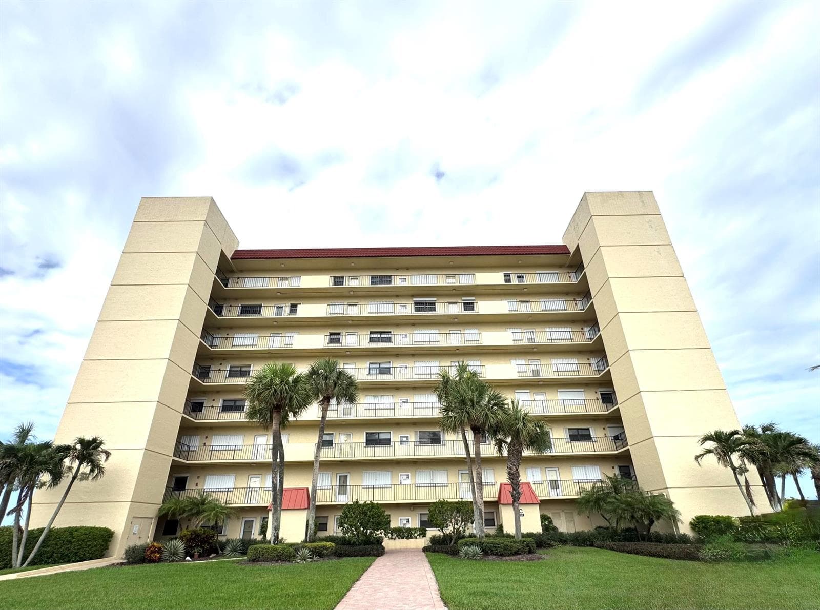 7420 S Ocean Drive 313 photo 1