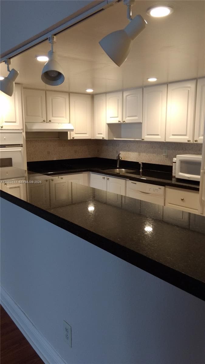 19390 Collins Avenue 1014 photo 1