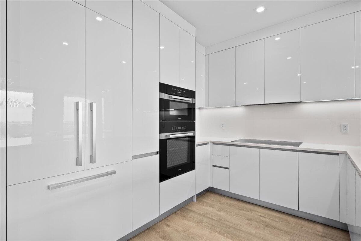 220 Lake Shore Drive 917 photo 3
