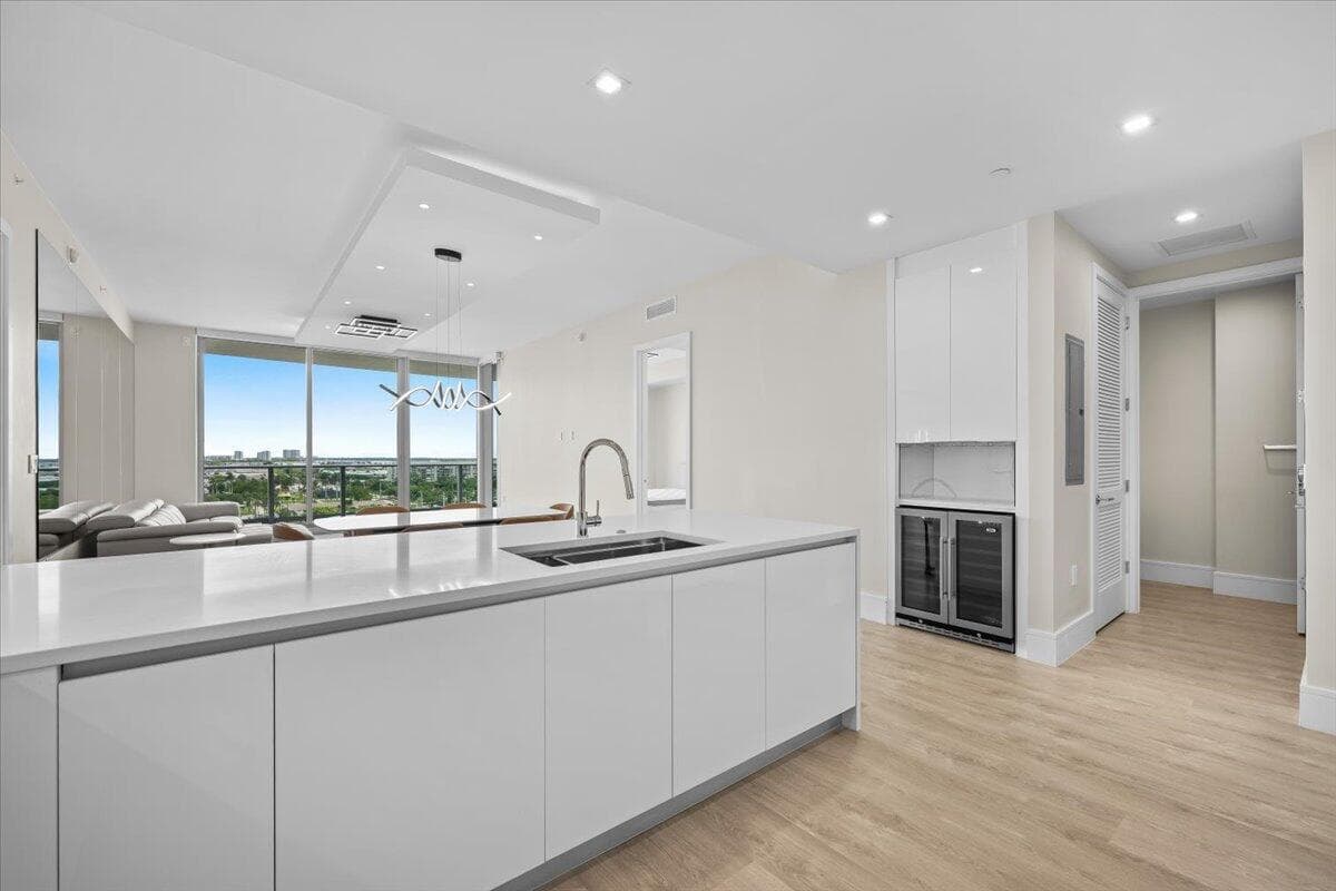 220 Lake Shore Drive 917 photo 5