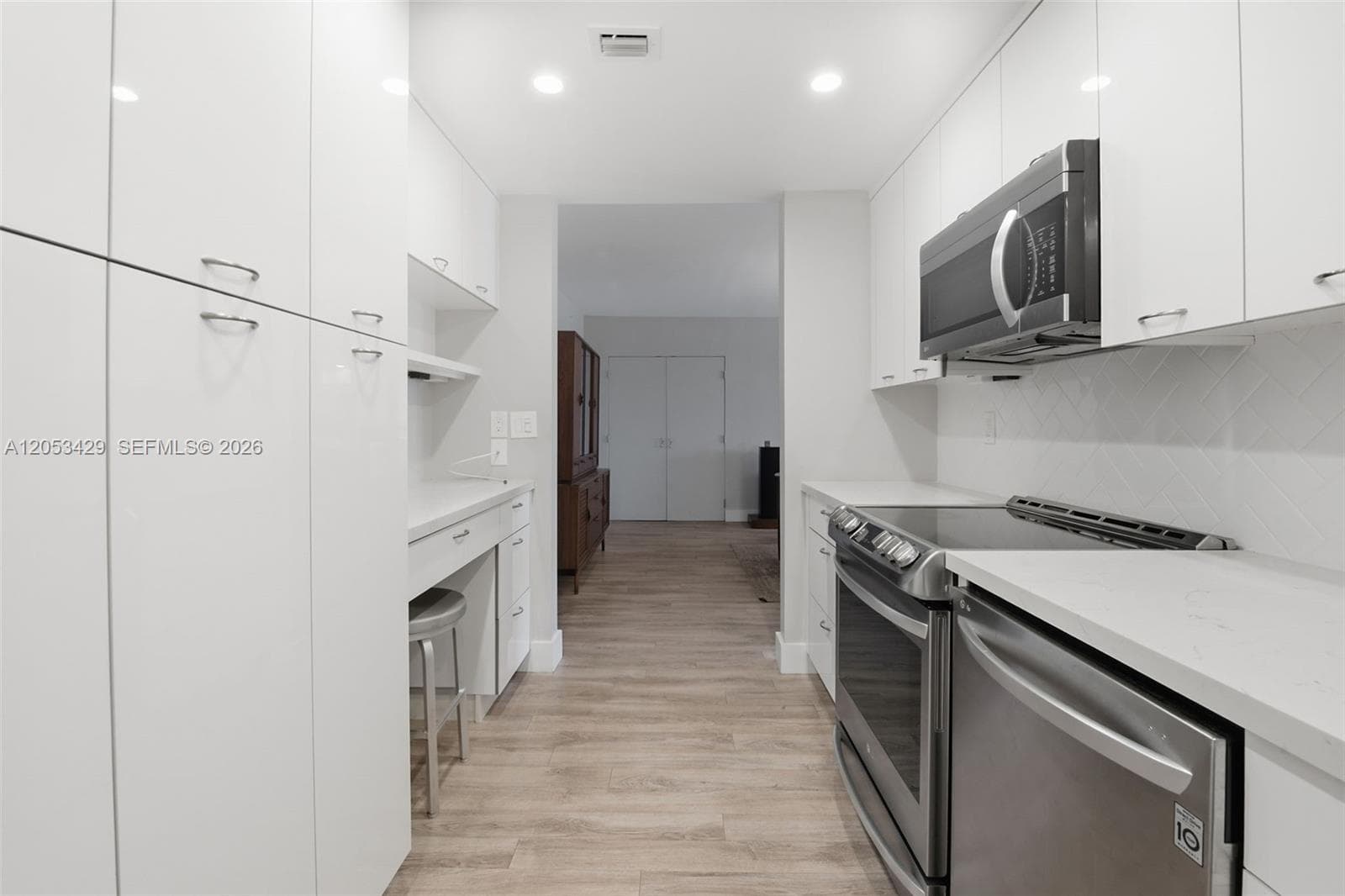 90 Edgewater Dr 225 photo 5