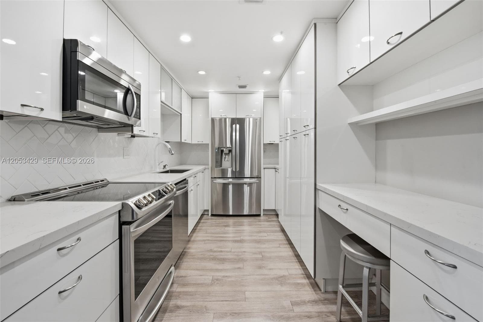 90 Edgewater Dr 225 photo 4