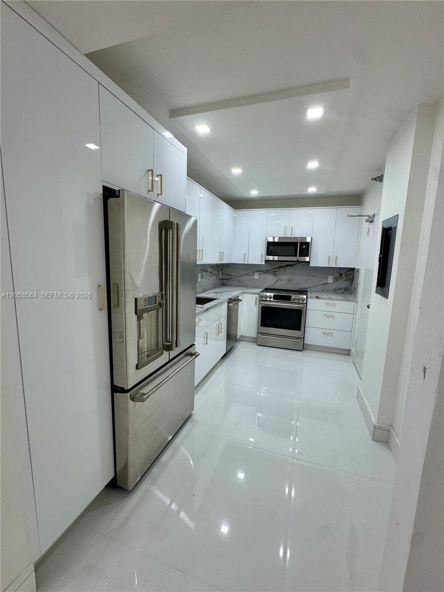 10185 Collins Ave 606 photo 5