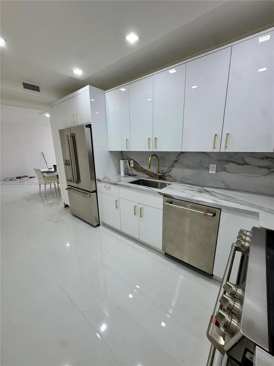 10185 Collins Ave 606 photo 4