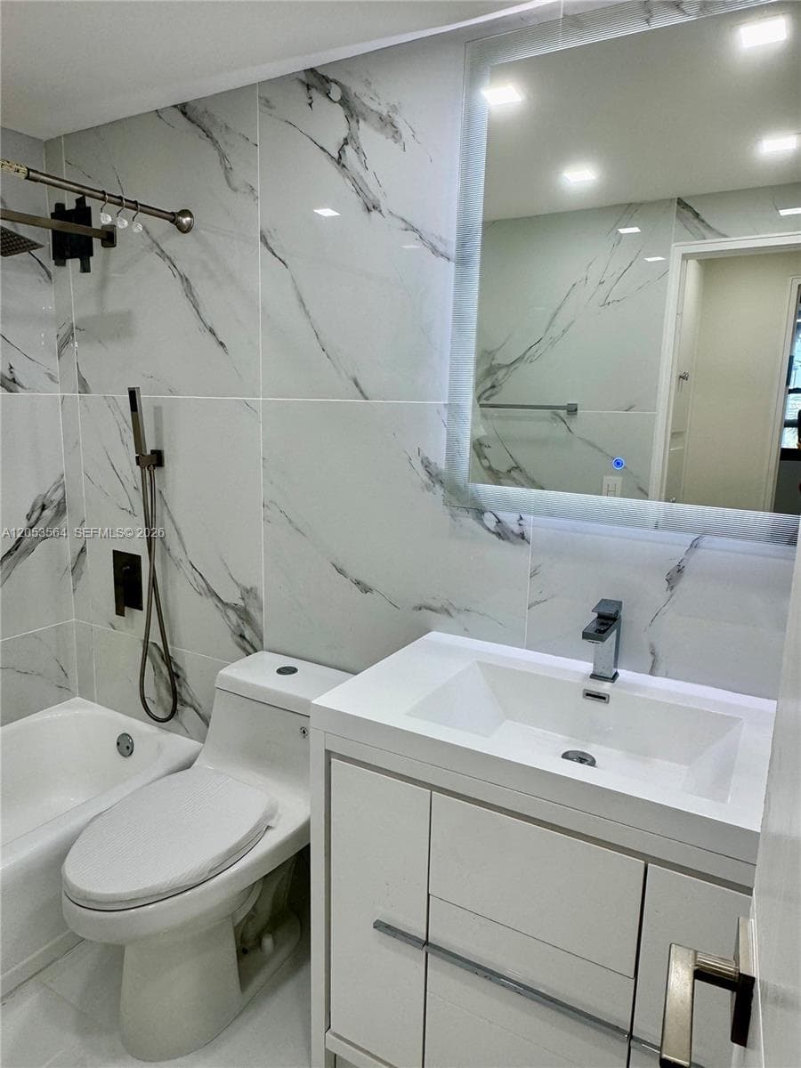 10185 Collins Ave 606 photo 8