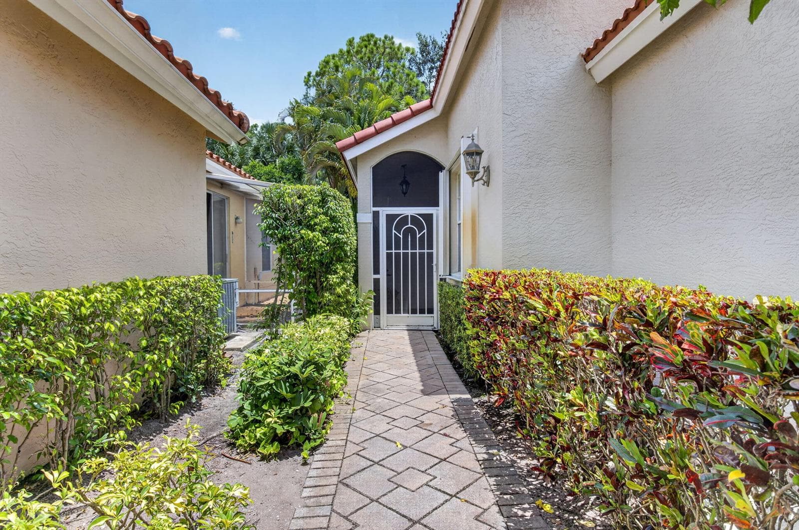 5207 BROOKVIEW Drive photo 2