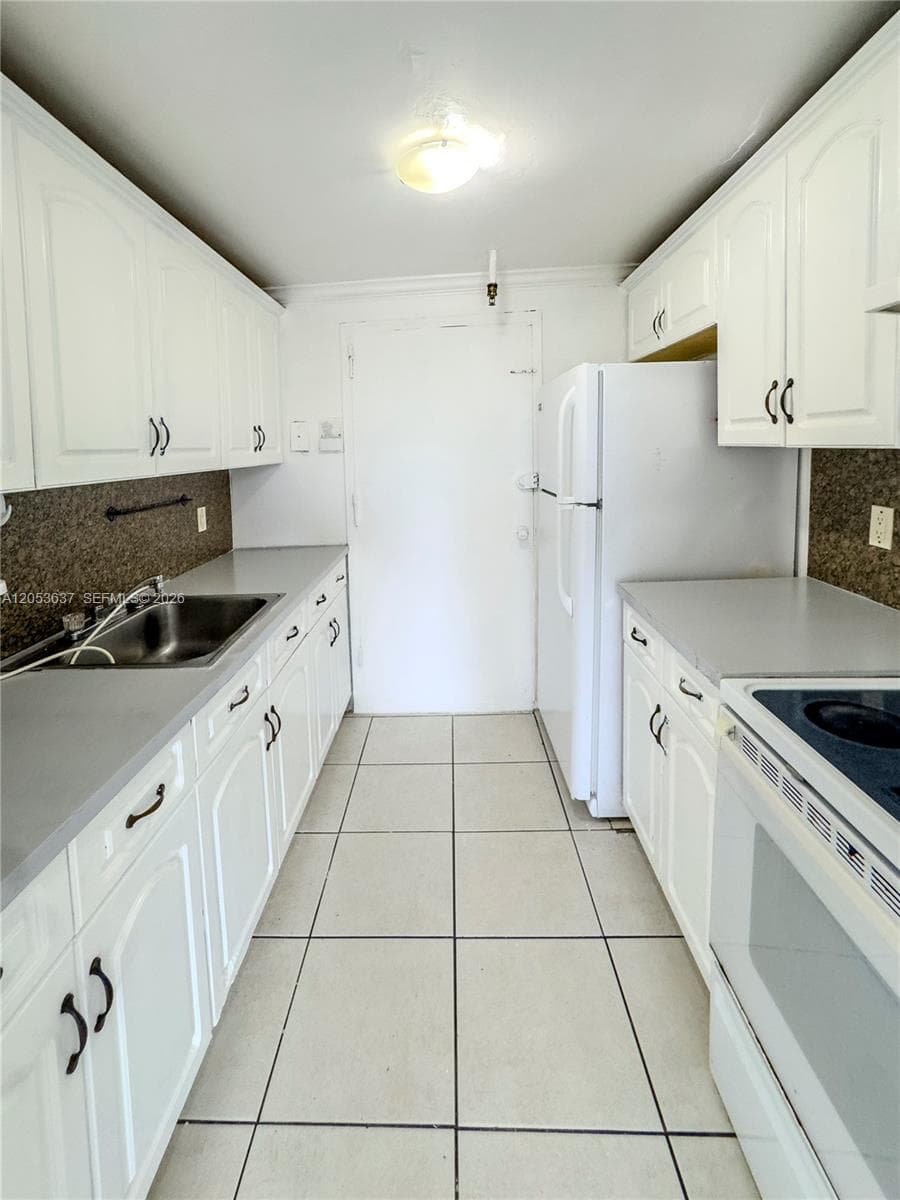 2075 NE 164th St 204 photo 6