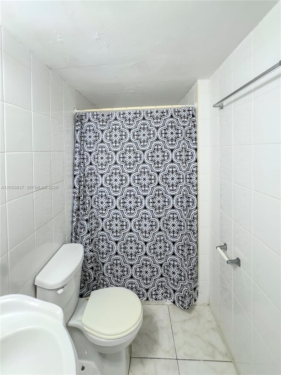 2075 NE 164th St 204 photo 9