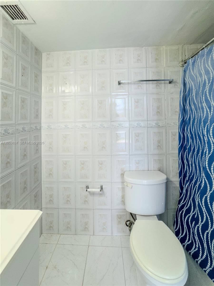 2075 NE 164th St 204 photo 10