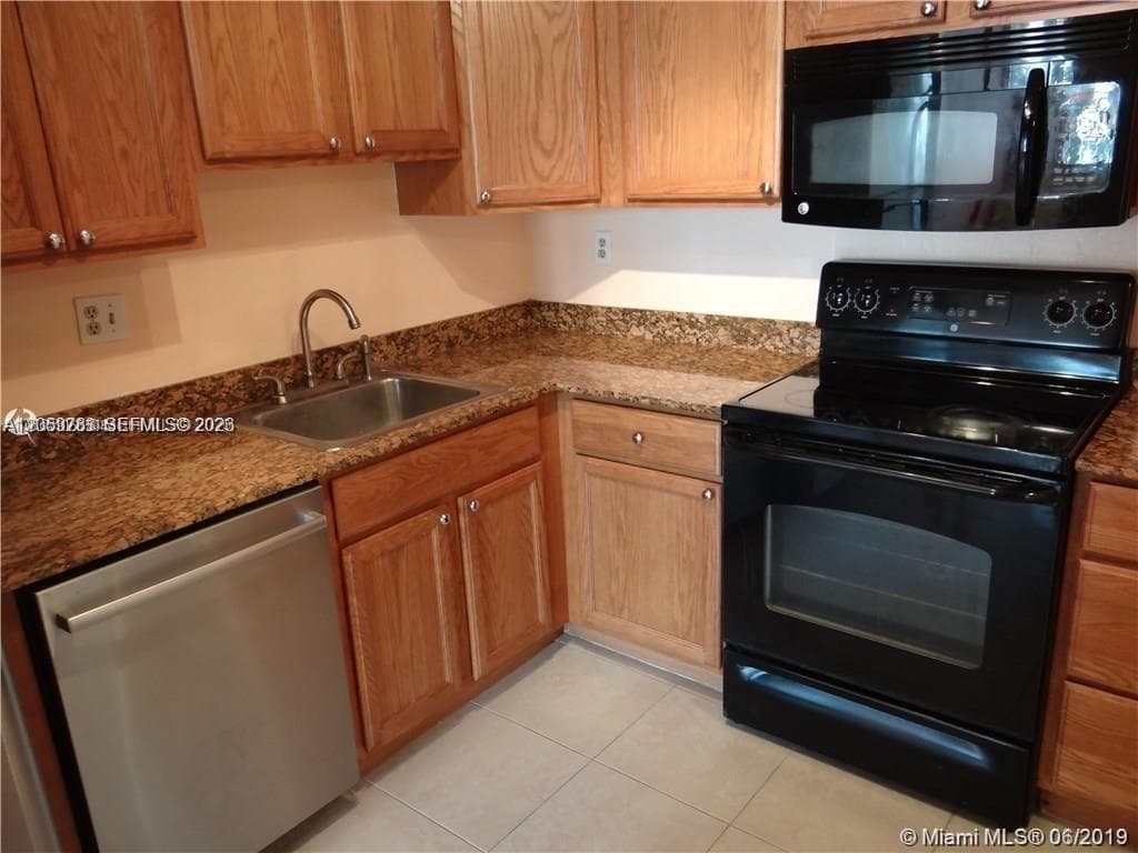2741 Taft St 206 photo 2