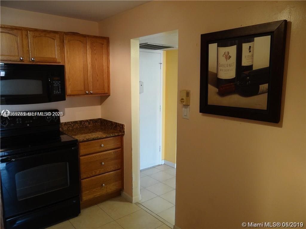 2741 Taft St 206 photo 4