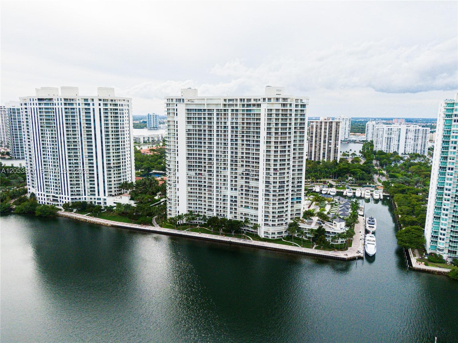 7000 Island Blvd 2809 photo 24