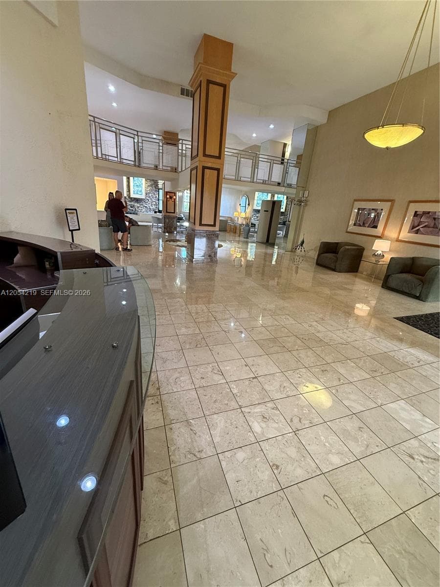 600 Parkview Dr 818 photo 2