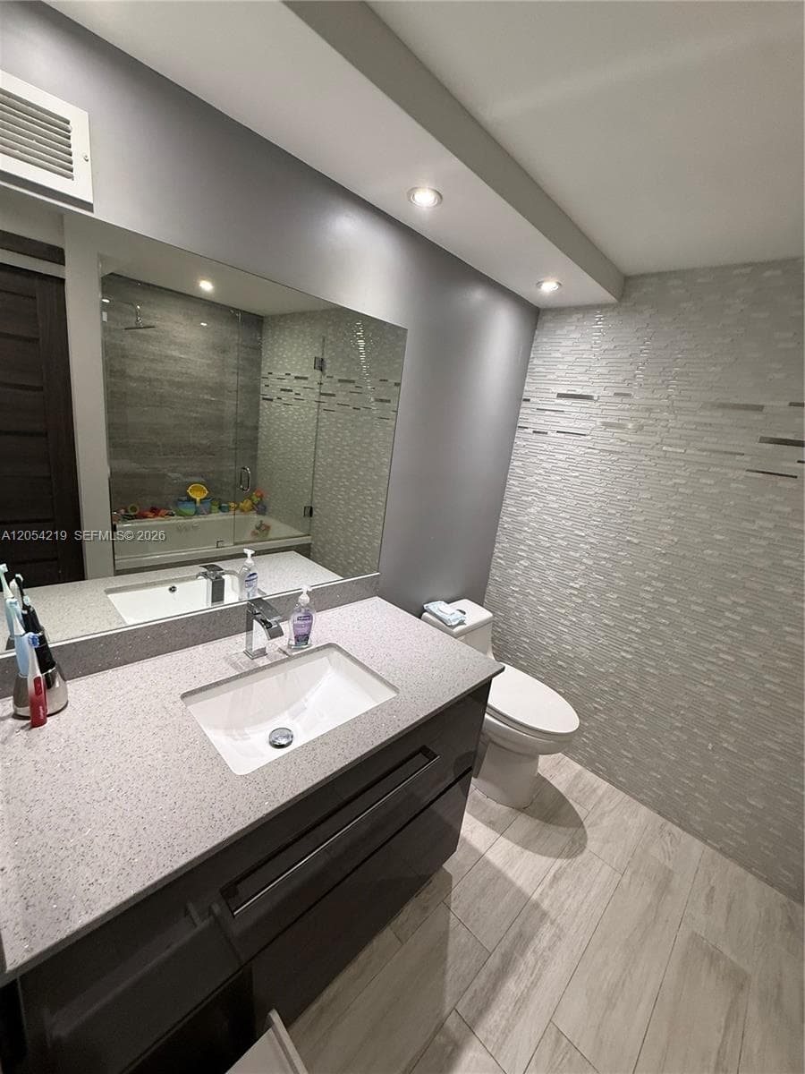 600 Parkview Dr 818 photo 10