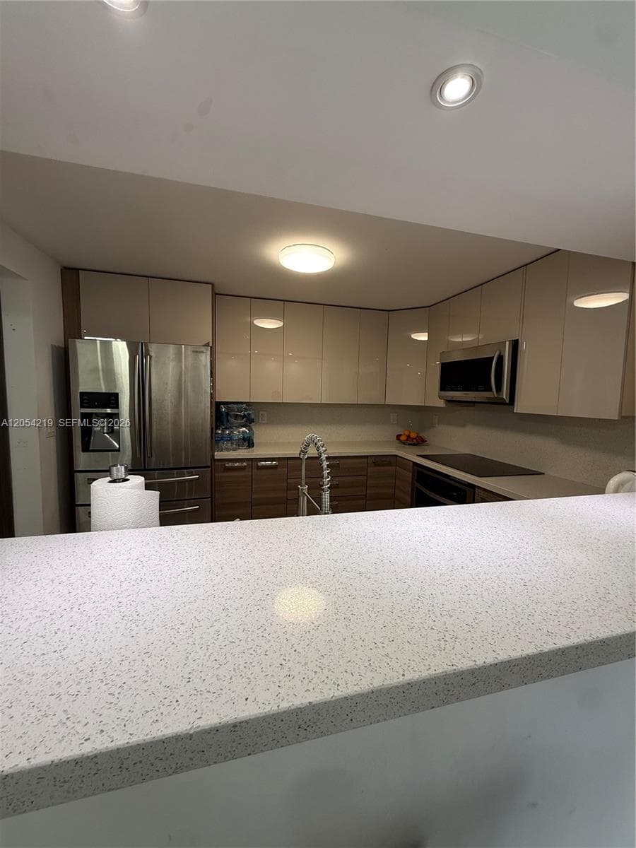 600 Parkview Dr 818 photo 4