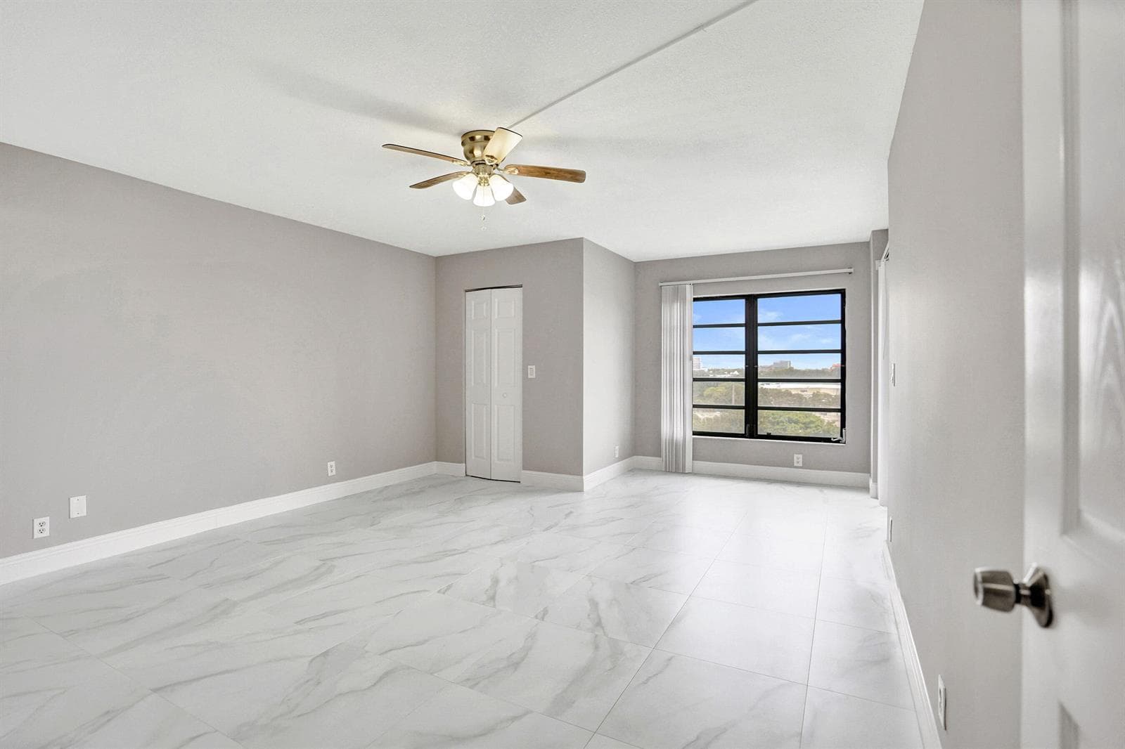 2200 S Cypress Bend Drive 707 photo 6