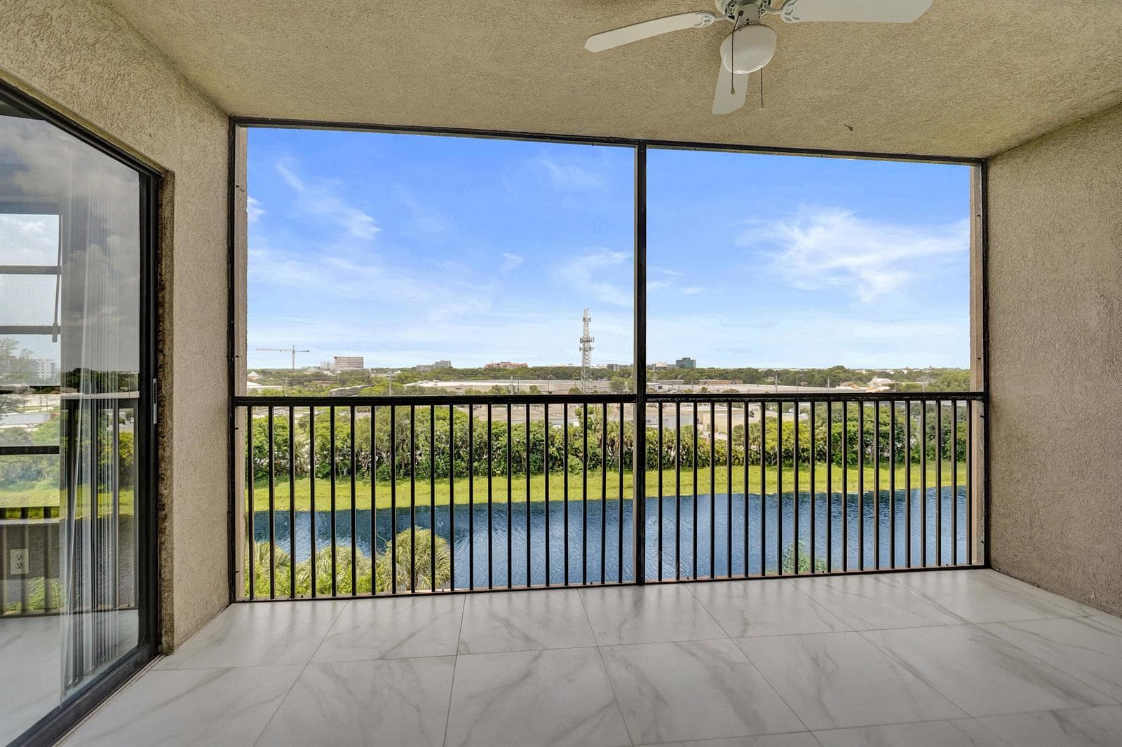 2200 S Cypress Bend Drive 707 photo 1