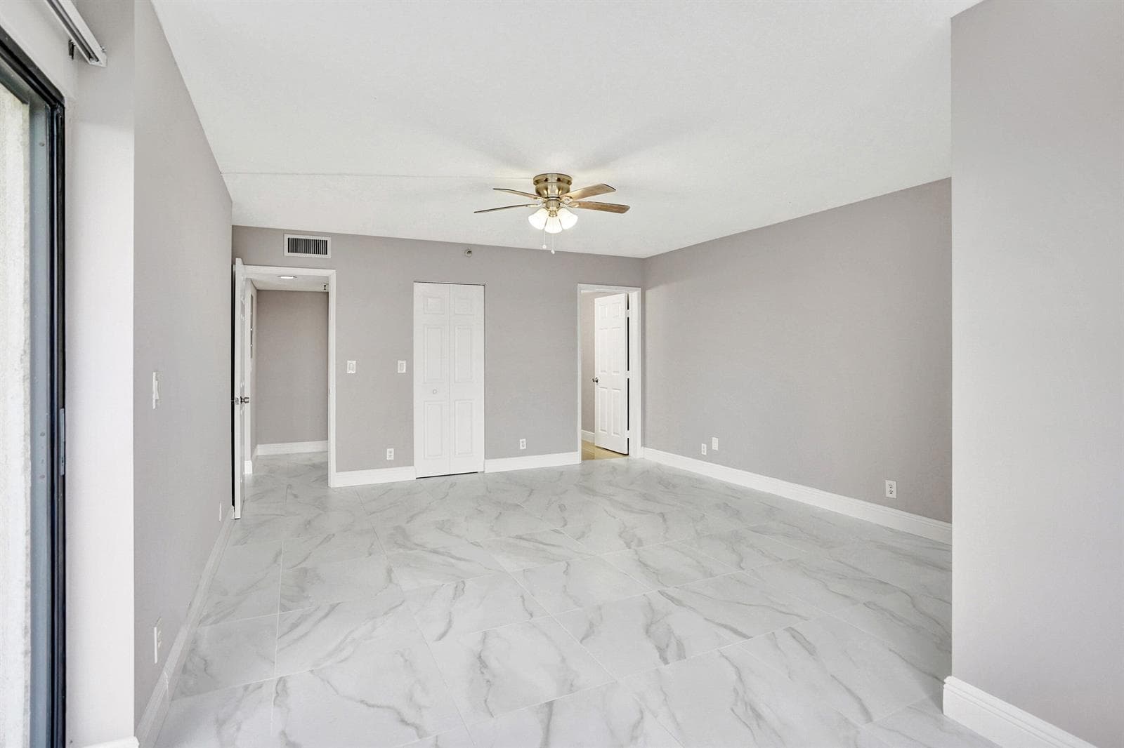 2200 S Cypress Bend Drive 707 photo 8