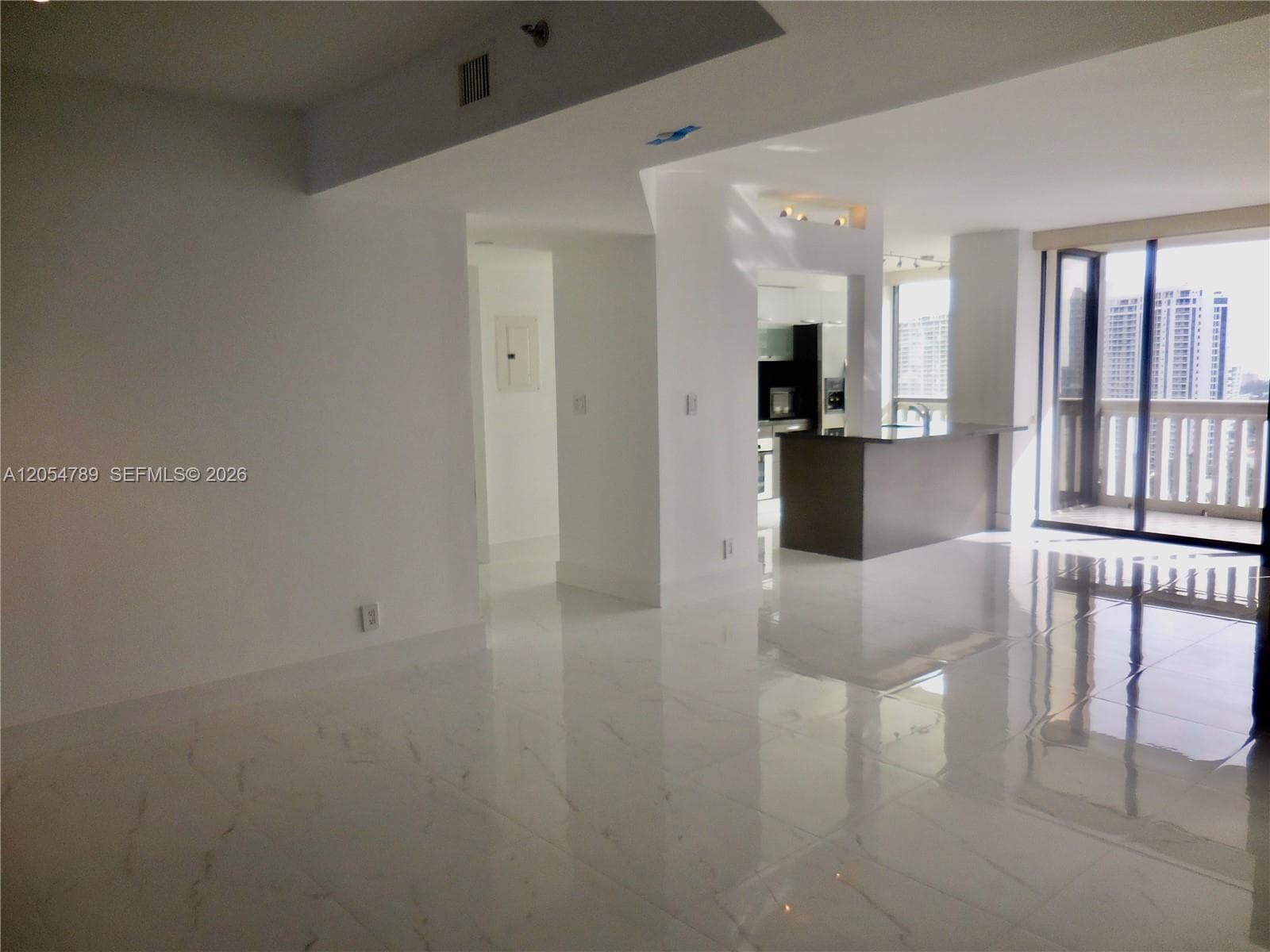 1000 Island Blvd 2308 photo 6