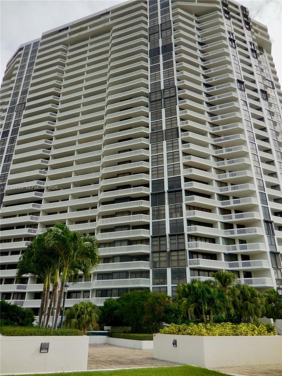 1000 Island Blvd 2308 photo 5