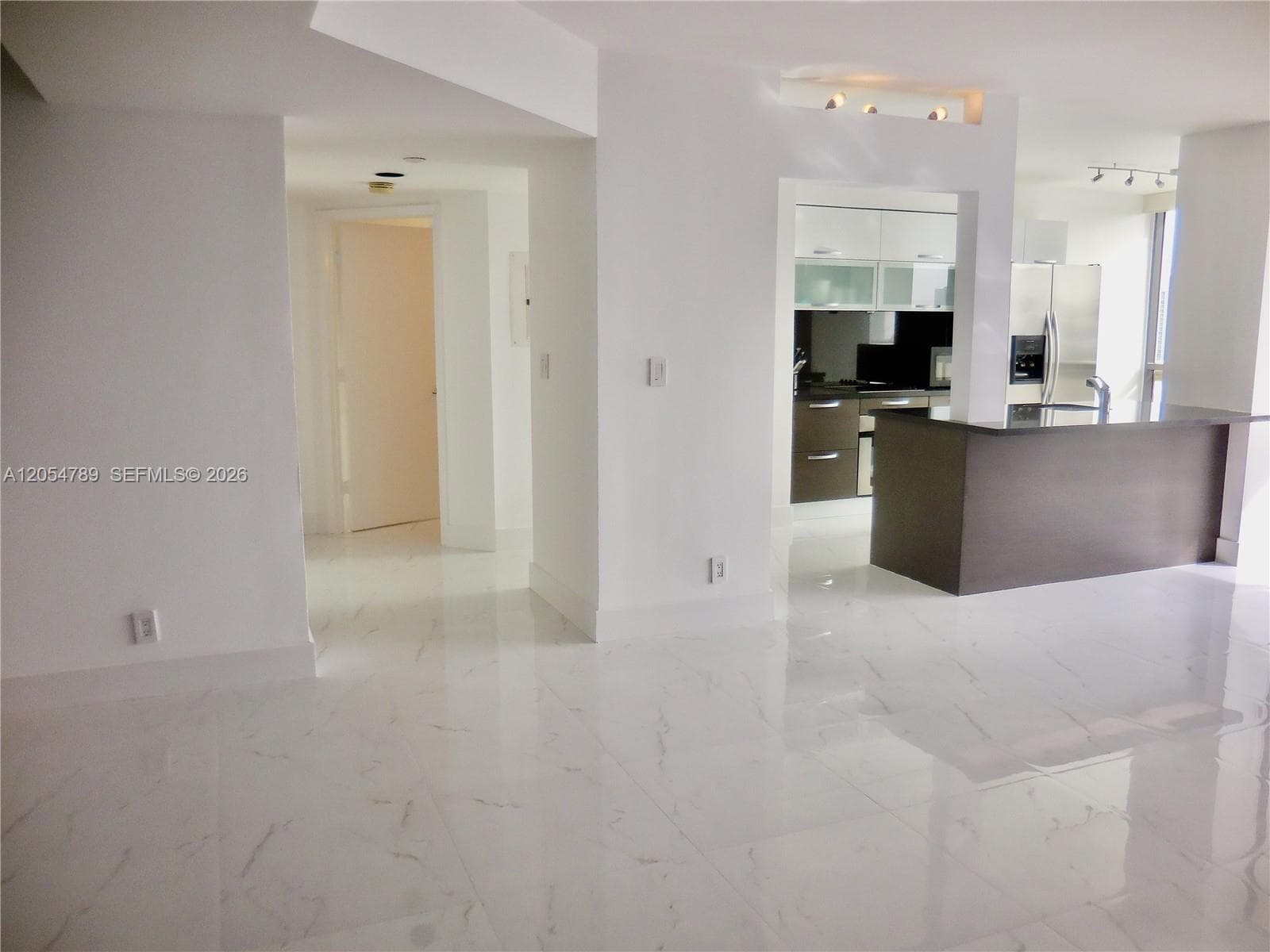 1000 Island Blvd 2308 photo 9