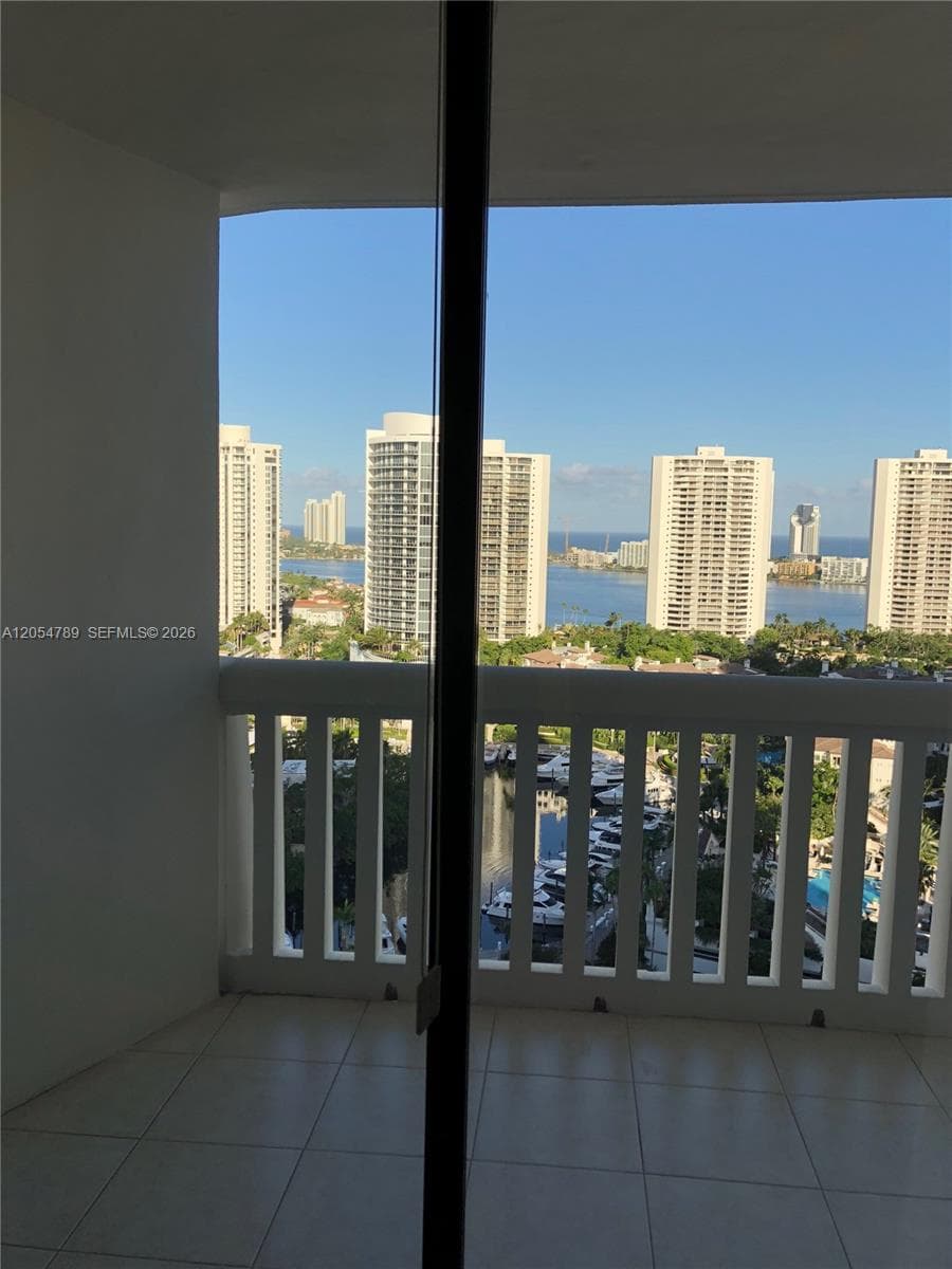 1000 Island Blvd 2308 photo 19